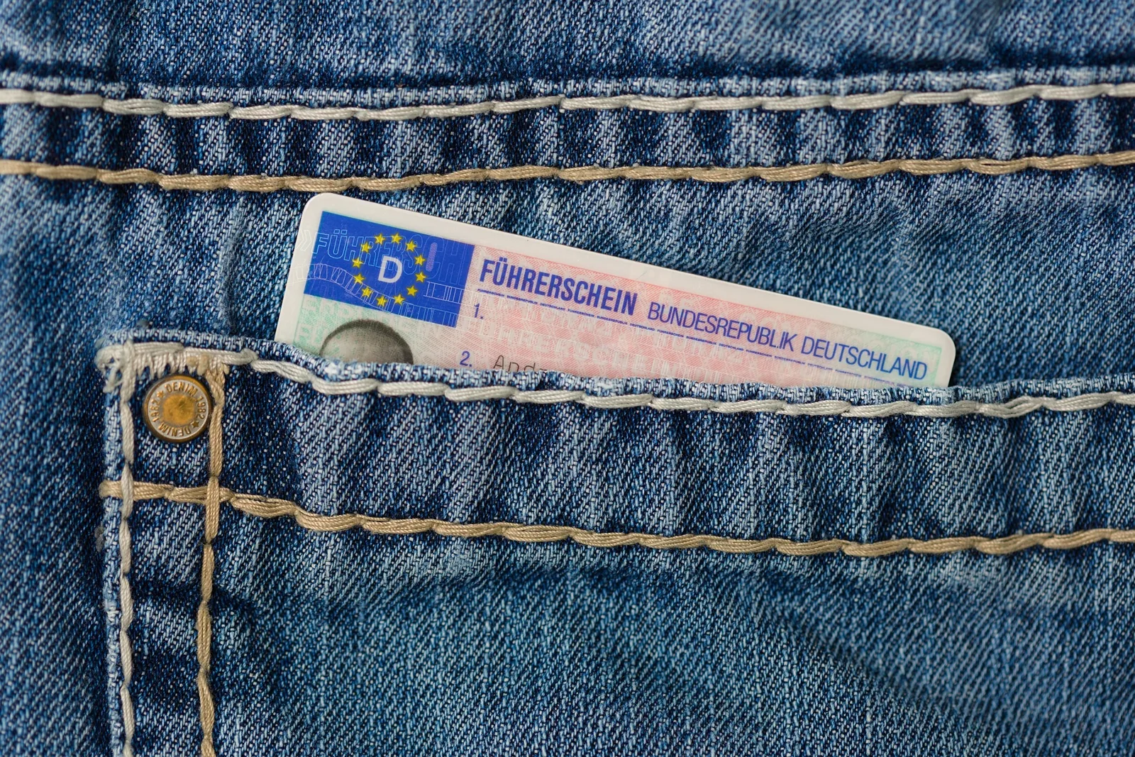 Führerschein in einer Jeans-Tasche